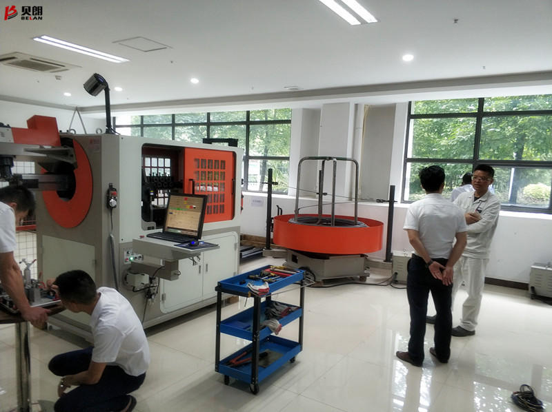 快來看、快來看，貝朗迎來日本客戶參觀3D折絲設備啦！